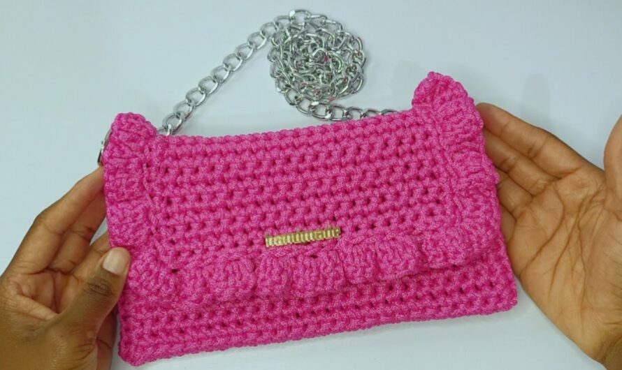 Super easy crochet clutch purse with ruffles